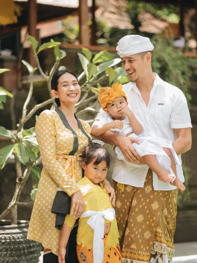 Jarang Tersorot, Ini 7 Potret Hangat Keluarga Kecil Happy Salma