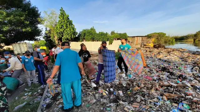 Pemerintah Kota Probolinggo bersama warga bersihkan sampah di Pantai Mayangan (Istimewa)