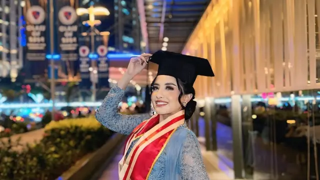 Potret Wisuda Rumi Rach