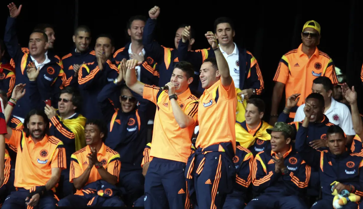 Dari atas panggung, dua pemain Timnas Kolombia, James Rodriguez (kiri) dan David Ospina menyapa suporter yang memenuhi taman Bolivar, Bogota, (6/7/2014). (REUTERS/John Vizcaino)