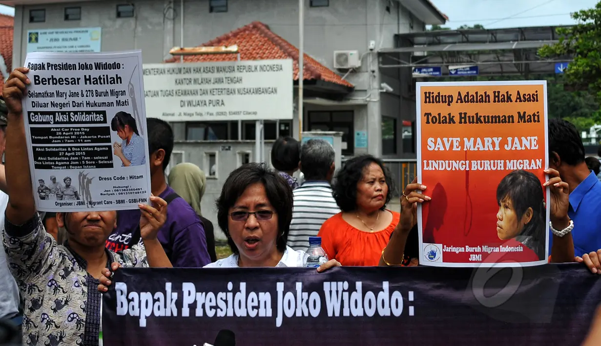 Asosiasi Buruh Migran Indonesia di Indonesia (ATKI-INA) menggelar aksi di depan dermaga lapas Nusakambangan, Cilacap, Minggu (26/4). ATKI meminta presiden Jokowi berbesar hati dan menyelamatkan Marry Jane dari eksekusi mati. (Liputan6.com/Yoppy Renato)