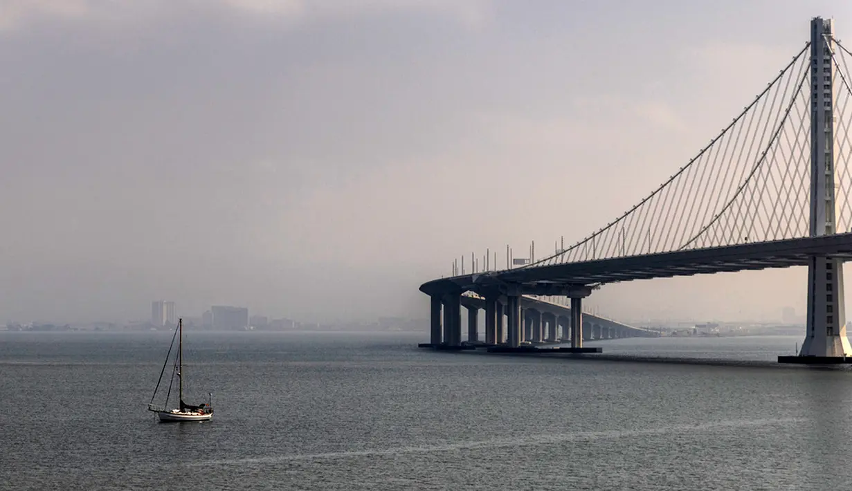 Kabut asap saat ini menyelimuti San Francisco akibat kebakaran hutan yang terjadi di barat laut, sehingga menciptakan kualitas udara yang tidak sehat bagi kelompok sensitif. (Stephen Lam/San Francisco Chronicle via AP)
