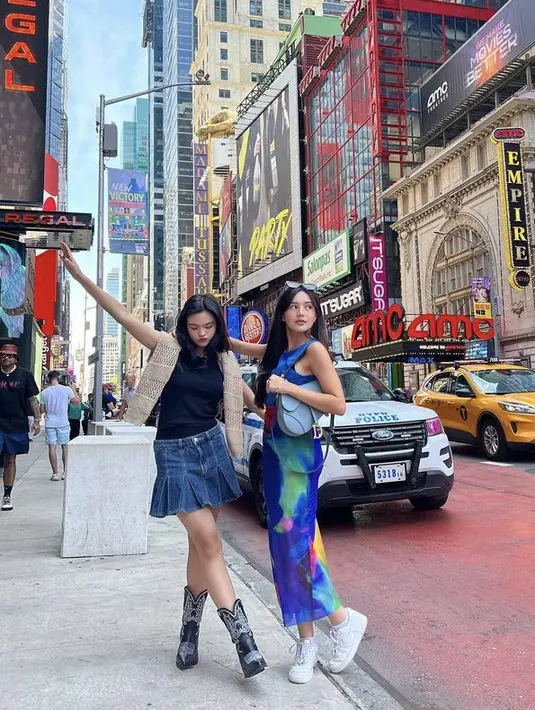 <p>Keduanya bisa dibilang kakak adik yang modis dengan balutan pakaiannya. Misalnya Beby tampil serba biru dengan atasan tank top dan skirt bermotif. Sedangkan Keysha mengenakan tanktop hitam dipadukan mini skirt denim dan sepatu boots. @bebytsabina</p>