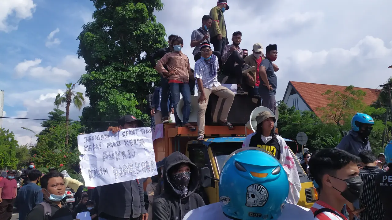 demo menolak penyekatan Suramadu di Balai Kota Surabaya. (Dian Kurniawan/Liputan6.com)
