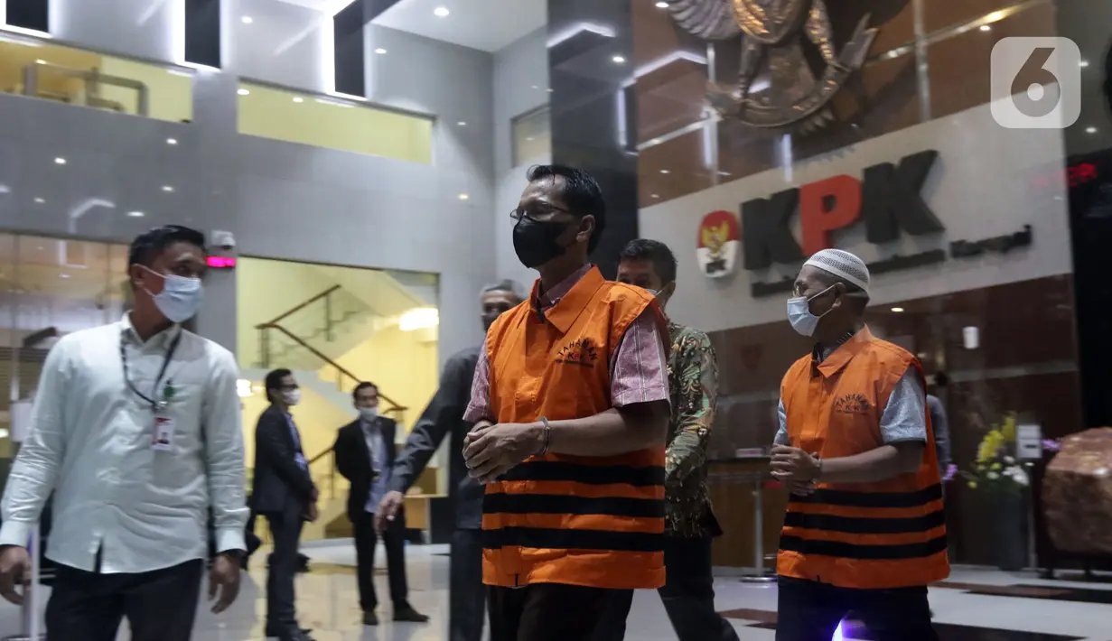 Sejumlah tersangka dugaan suap terkait pengadaan barang dan jasa di Dinas PUPR dan pengesahan APBD Kabupaten Muara Enim Tahun 2019 usai mengikuti rilis penetapan dan penahanan di Gedung KPK, Jakarta, Senin (13/12/2021). KPK resmi menahan 15 tersangka baru. (Liputan6.com/Helmi Fithriansyah)