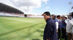 Ketua Umum PSSI Erick Thohir saat melihat kualitas rumput stadion Gelora Sriwijaya Jakabaring (GSJ) yang diperuntukkan untuk arena Piala Dunia U-20 2023 di Jakabaring Sport City (JSC), Palembang, Sumatera Selatan, Sabtu (11/3/2023). Dengan hampir menuntaskan persyaratan kelayakan yang diminta FIFA, Stadion Jakabaring dalam kondisi siap digunakan Piala Dunia U-20 2023. (Dok. LOC)