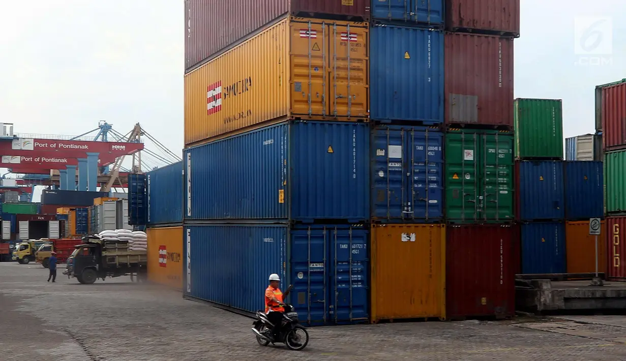 Aktivitas pekerja di Terminal Pelabuhan Pontianak, Kalimantan Barat, Rabu (11/4). Pembangunan Pelabuhan Terminal Tanjung Pura (Terminal Kijing) berlokasi di Kecamatan Sungai Kunyit, Kabupaten Mempawah Kalimantan Barat. (Liputan6.com/Johan Tallo)