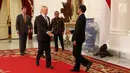 Presiden Jokowi menyambut Menhan Amerika Serikat (AS) James Mattis di Istana Merdeka, Jakarta, Selasa (23/1). Kunjungan ini untuk membahas hubungan bilateral dan keamanan antara Indonesia dan AS. (Liputan6.com/Angga Yuniar)