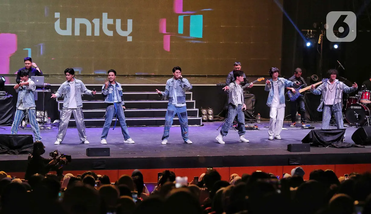Boyband asal Indonesia, UN1TY saat menghibur para penggemar mereka di Jakarta, Sabtu (17/12). UN1TY menggelar konser tunggal pertama kalinya yang bertajuk “UN1VERSARY: The Show”. (Liputan6.com/Angga Yuniar)