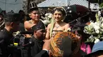 Pasangan pengantin Kaesang Pangarep dan Erina Gudono menaiki kereta saat prosesi kirab Ngunduh Mantu di kawasan Selamet Riyadi, Solo, Jawa Tengah, Minggu (11/12/2022). Kirab ngunduh mantu pernikahan putra bungsu Presiden Joko Widodo, Kaesang Pangarep dan istrinya Erina Gudono yang dimulai dari Loji Gandrung menuju Pura Mangkunegaran tersebut disaksikan ribuan masyarakat Solo dan sekitarnya. (Liputan6.com/Herman Zakharia)