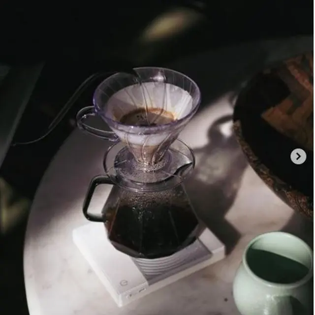 Menyesap Kopi Sambil Baca Buku di Kedai Berkonsep Rumah Adat Jawa
