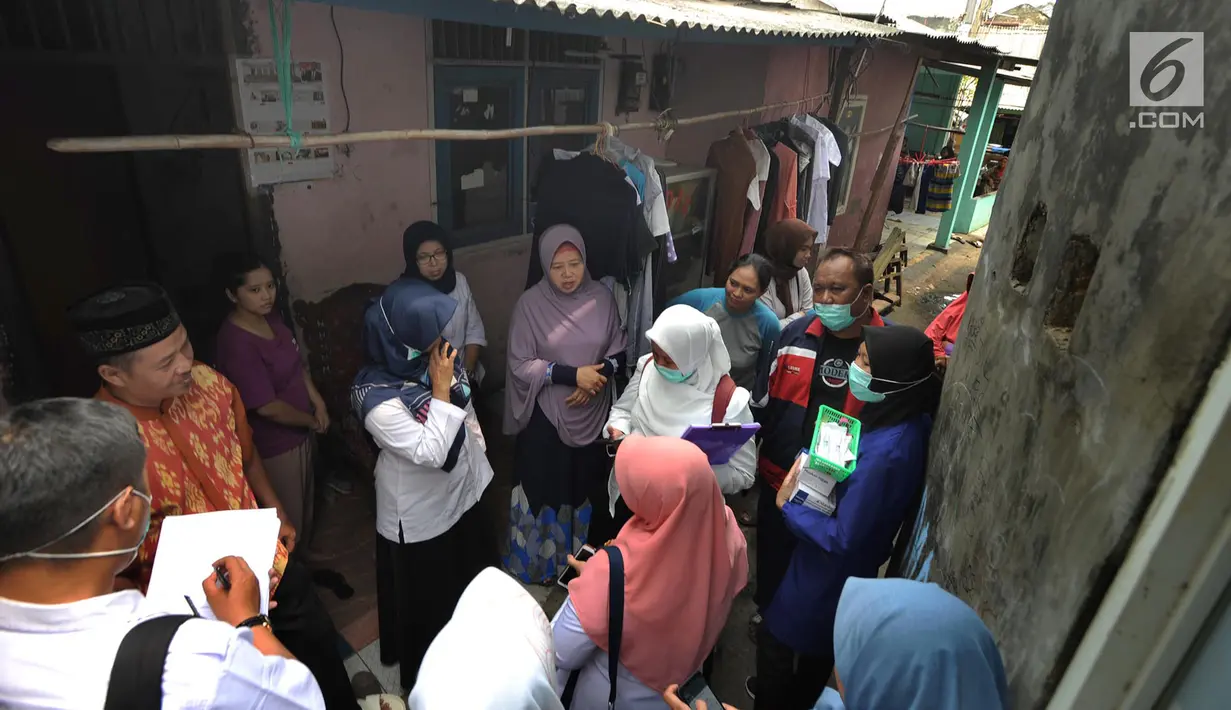 Petugas mendata warga di RT1-2/1 Kelurahan Cinere, Depok, Rabu (28/6/2019). Dinas Kesehatan Depok dan Puskesmas Cinere melakukan investigasi sumber penyakit dan sampel darah warga di kawasan ini terkait sudah lebih dari sepekan 12 warga terjangkit hepatitis A. (merdeka.com/Arie Basuki)
