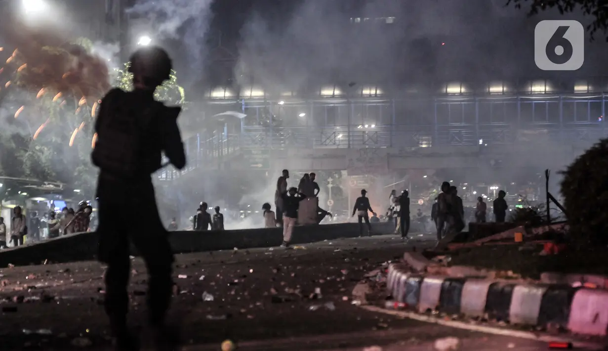 Aparat kepolisian berupaya membubarkan massa di kawasan Harmoni, Jakarta, Kamis (8/10/2020). Polisi berhasil membubarkan unjuk rasa ricuh yang dilakukan massa penolak UU Cipta Kerja dengan tembakan gas air mata dan watercanon. (merdeka.com/Iqbal S. Nugroho)