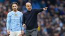 Reaksi tak puas pelatih Manchester City, Pep Guardiola kepada pemainnya, Jack Grealish usai ditahan imbang 0-0 Arsenal setelah berakhirnya laga pekan ke-30 Premier League 2023/2024 di Etihad Stadium, Manchester, Minggu (31/3/2024). (AP Photo/Dave Thompson)
