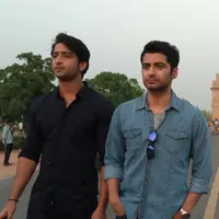 Kebersamaan Shaheer Sheikh dan Harshad Aurora di sinetron Cinta di Langit Taj Mahal. Foto: Instagram