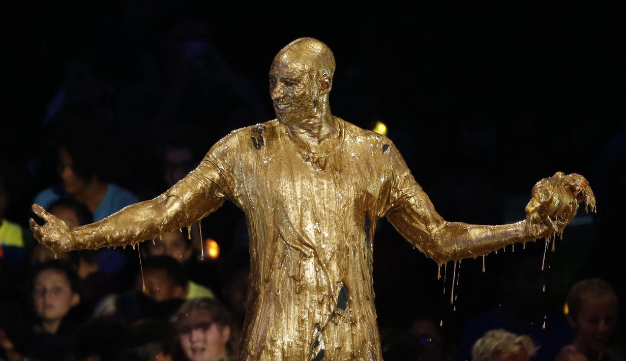 Ekspresi Kobe Bryant setelah terkena semprotan cairan emas saat menerima penghargaan "Legend" pada ajang Kids Choice Sport 2016 di Los Angeles, California, (14/7/2016). (REUTERS/Mario Anzuoni)