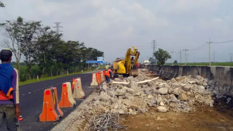 Perbaikan jalan tol Kanci-Pejagan. 