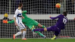Pemain Inter Milan, Marcelo Brozovic, saat mencetak gol ke gawang Fiorentina dalam laga Serie A Italia di Stadion di Artemio Franchi, Firenze, Senin (15/2/2016) dini hari WIB. (AFP/Andreas Solaro)