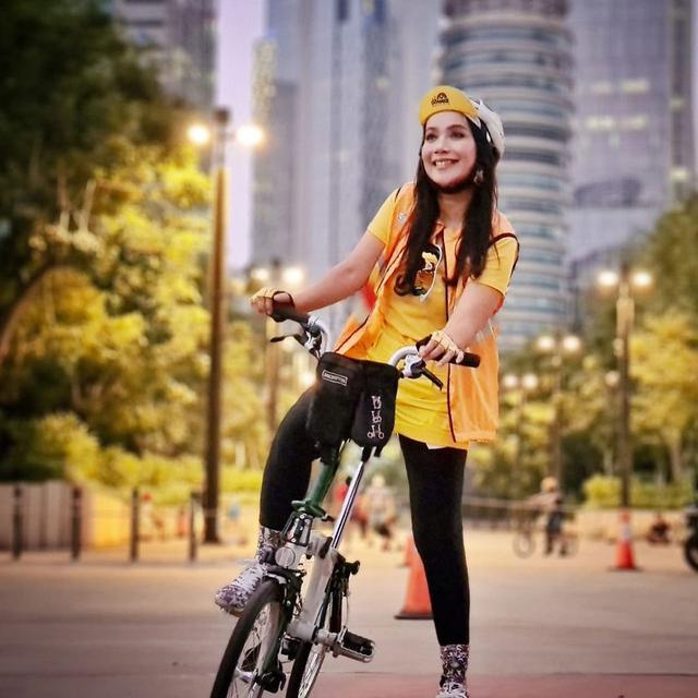 7 Potret Irene Librawati Pemeran Elis di Naluri Hati saat Bersepeda, Tetap Stylish
