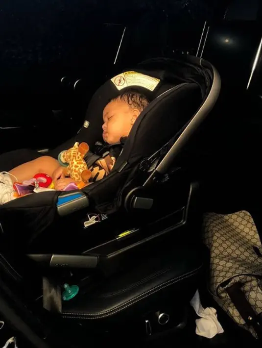 Foto pertama memperlihatan Stormi yang tertidur dalam mobilnya dan ditemani oleh beberapa boneka. (instagra/kyliejenner)