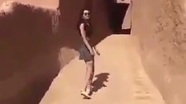 Polisi Tangkap Gadis dengan Rok Mini yang Gegerkan Arab Saudi (screen cap video)