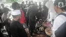Keluarga menaburkan bunga di atas pusara mantan artis cilik Cecep Reza saat pemakaman di TPU Layur Penggilingan, Jakarta, Rabu (20/11/2019). Cecep Reza meninggal pada usia 31 tahun karena penyakit jantung. (Liputan6.com/Faizal Fanani)