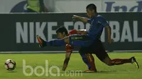 Gelandang Arema FC, Nasir, terjatuh saat berebut bola dengan bek Persib Bandung, Henhen Herdiana, pada laga Liga 1 di Stadion GBLA Bandung, Jawa Barat, Sabtu (15/4/2017). (Bola.com/M Iqbal Ichsan)