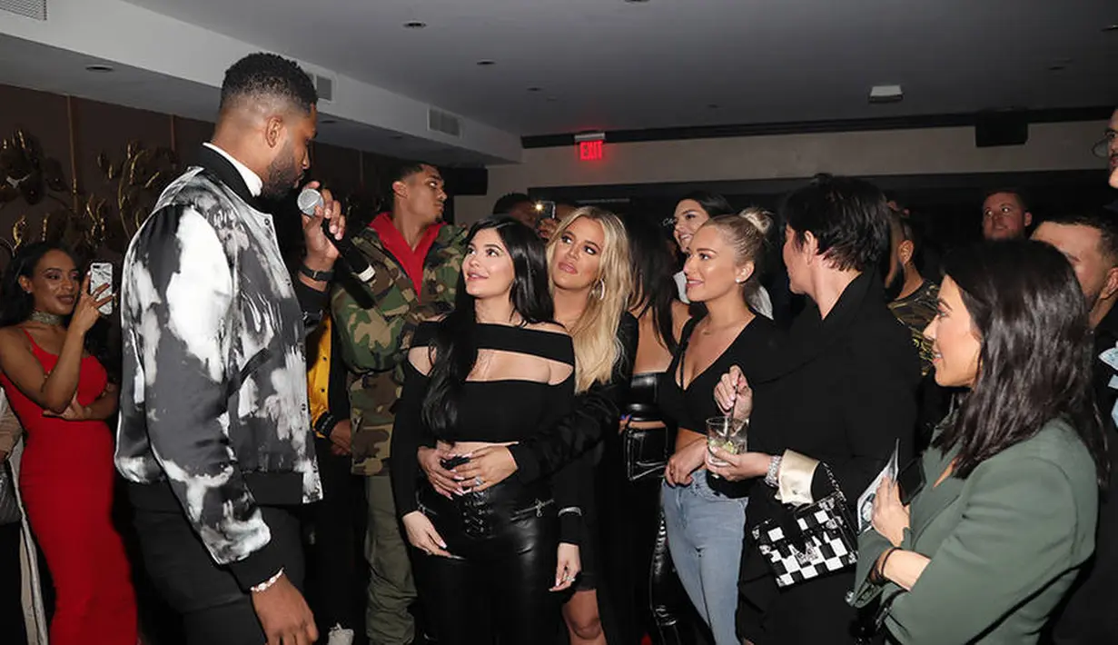 Bahkan Kylie Jenner pun hadir di acara baby shower milik Khloe Kardashian dan ulang tahun Tristan Thompson. (Jerritt Clark- E! News)