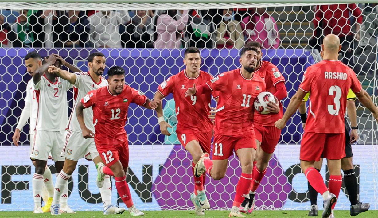 Palestina berhasil menyamakan skor melalui gol bunuh diri pemain UEA Bader Nasser yang terjadi di menit ke-50. (Giuseppe CACACE/AFP)