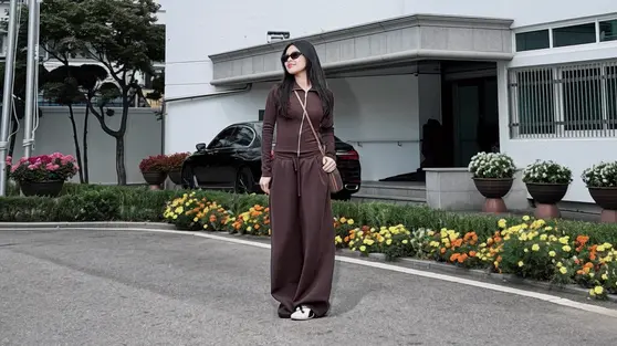 Melly Lee Sampai di Korea Selatan, Pamer Potret di Depan KBRI Seoul