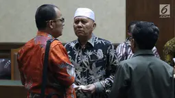 Tersangka dugaan suap DPRD Sumut, Rijal Sirait (tengah) jelang mengikuti sidang perdana di Pengadilan Tipikor, Jakarta, Rabu (21/11). Sidang mendengar pembacaan dakwaan. (Liputan6.com/Helmi Fithriansyah)