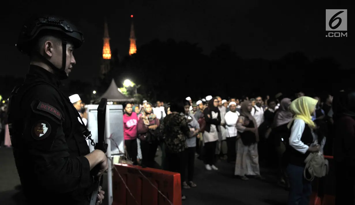 Polisi bersenjata berjaga di Masjid Istiqlal, Jakarta, Rabu (16/5). Pemasangan pintu detektor di Istiqlal untuk mengantisipasi ancaman teror yang beberapa hari telah menggangu ketenangan masyarakat. (Merdeka.com/Iqbal Nugroho)
