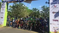 Pembalap menunggu start Etape 1 Tour d’Indonesia 2019. (Liputan6.com/Adyaksa Vidi)