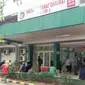 Koridor depan RS Islam Pondok Kopi, Jakarta Timur, ramai dengan keluarga dan kerabat Supriyatna Maulana, satpam gedung perkantoran Multipiranti Graha yang digranat orang tak dikenal, Senin (16/11/2015). (Liputan6.com/Audrey Santoso)