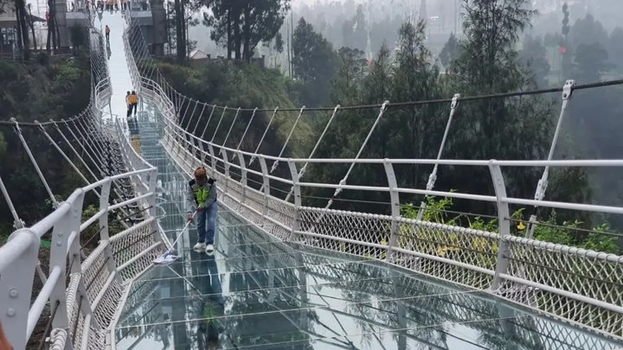 Proses uji coba jembatan kaca Seruni Poin di kawasan Bromo Probolinggo (Istimewa)