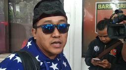 Suami mendiang Lina Jubaedah, Teddy Pardiyana mendatangi Mapolrestabes Bandung, Jumat (10/1/2020). (Liputan6.com/Huyogo Simbolon)
