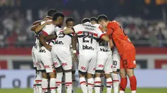 Para pemain Sao Paulo FC berdoa dengan mengenakan jersey sebagai penghormatan kepada mendiang pemain sepak bola Nacional Uruguay, Juan Manuel Izquierdo, sebelum laga Copa do Brasil menghadapi Atletico Mineiro di Sao Paulo, Brasil, pada 28 Agustus 2024. (Miguel SCHINCARIOL / AFP)