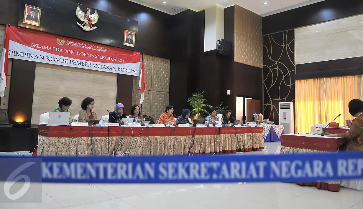 Salah seorang calon pimpinan KPK, Chesna Fizetty Anwar menjawab sejumlah pertanyaan dari anggota Pansel KPK di Gedung Sekneg, Jakarta, Senin (24/8/2015). Panitia seleksi melakukan uji wawancara kepada 19 calon pimpinan KPK. (Liputan6.com/Herman Zakharia)