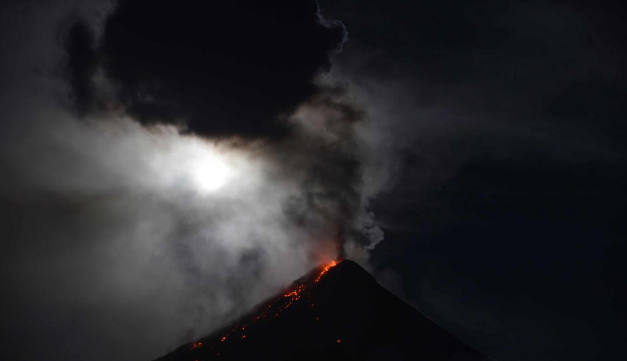 Foto Saat Gerhana Bulan Hiasi Gunung Mayon Yang Semburkan Lava