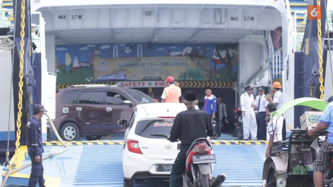 Terpantau kendaraan penumpang memasuki kapal di Pelabuhan Jangkar  untuk mudik lebih awal (Hermawan Arifianto/Liputan6.com)