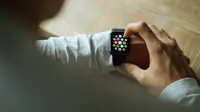 Ilustrasi smartwatch ramah disabilitas. Photo by Luke Chesser on Unsplash