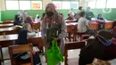 Wali murid siswa Sekolah SD kelas 4,5 dan 6 usai mengambil rapot secara bergilir di Sekolah Islam Raudlatul Hikmah, Parakan, Pondok Benda, Pamulang, Tangerang Selatan, Banten, Jumat (16/10/2020). (merdeka.com/Dwi Narwoko)