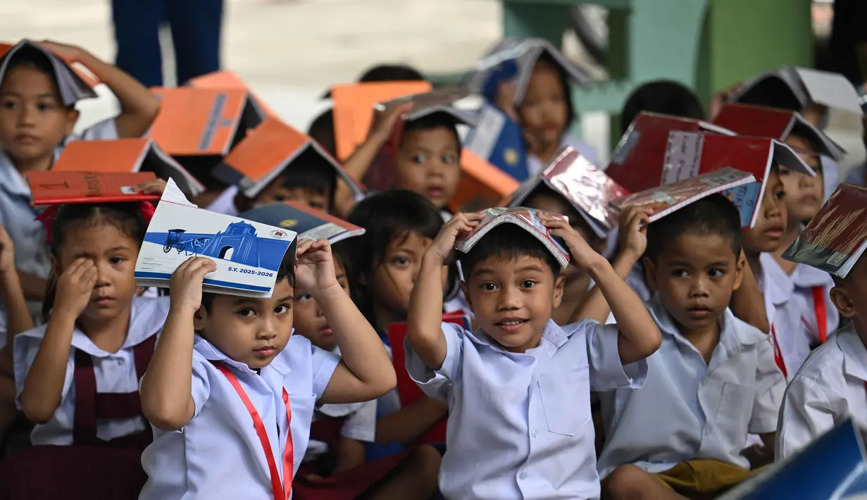 Pemerintah Filipina menggelar latihan mitigasi terjadinya gempa bumi di salah satu sekolah dasar di Manila, Filipina pada 11 September 2025. (Ted ALJIBE/AFP)