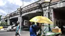 Warga melintas di bawah Jembatan Kereta Matraman, Jakarta Timur, Senin (10/1/2022). Jembatan Kereta Matraman menjadi satu dari 14 objek yang ditetapkan sebagai cagar budaya oleh Dinas Kebudayan DKI Jakarta. (merdeka.com/Iqbal S. Nugroho)