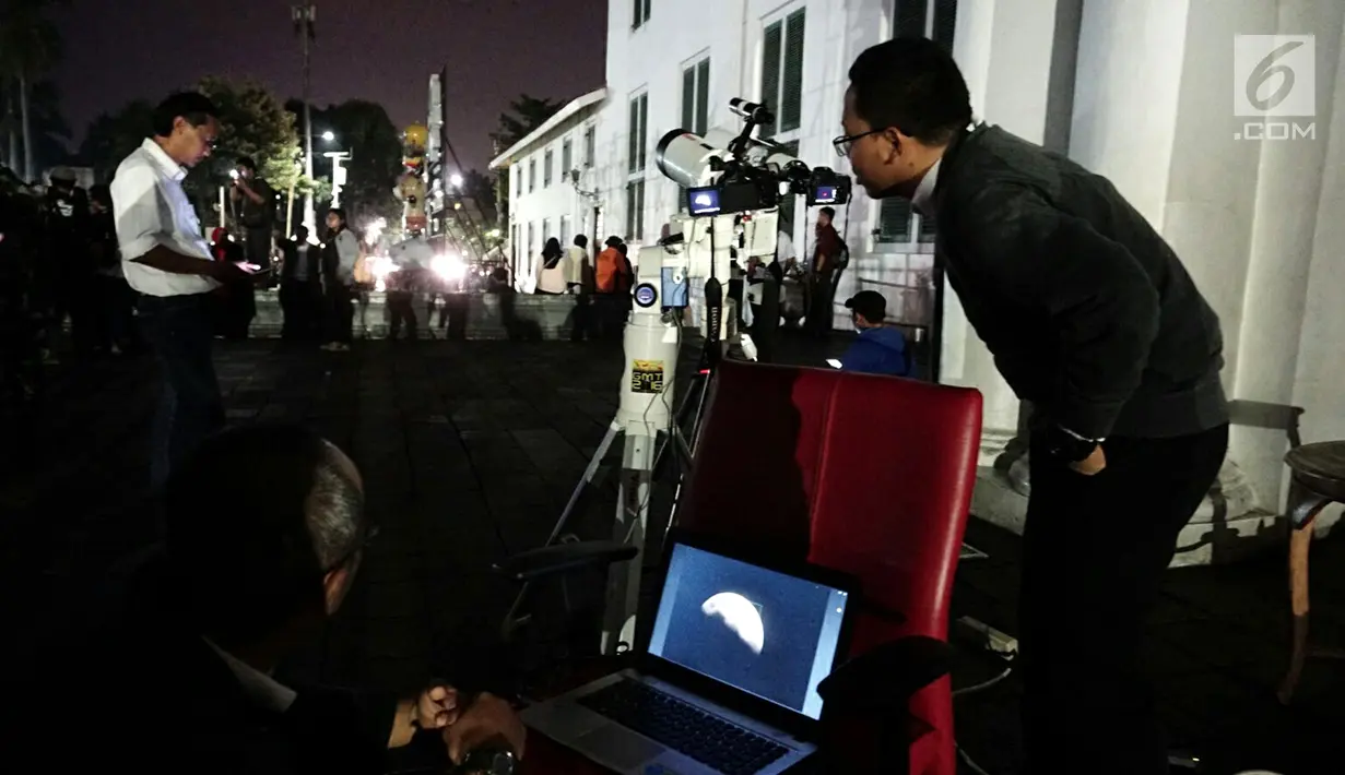 Proses pengamatan gerhana bulan total di Kota Tua Jakarta, Rabu (31/1). Petugas pengamatan menggunakan teleskop untuk membantu penelitian. (Liputan6.com/Arya Manggala)