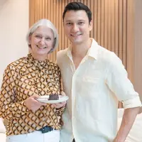 Christian Sugiono dan sang ibunda. (Foto: Instagram/@titi_kamall)