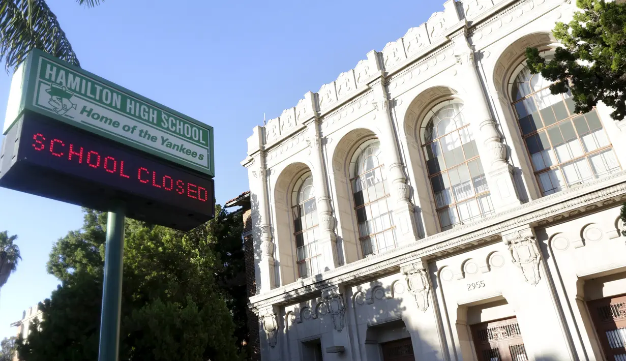 Sebuah tanda pemberitahuan libur di SMA Hamilton, Los Angeles, Selasa (15/12). Otoritas Los Angeles, memerintahkan penutupan sekolah menyusul adanya ancaman yang menyasar sistem pendidikan dan seluruh siswa sebanyak 640.000. (REUTERS/Jason Redmond)