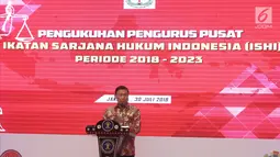 Menko Polhukam Wiranto memberi sambutan saat pelantikan Pengurus Pusat Ikatan Sarjana Hukum Indonesia (ISHI) di Kemenkumham, Jakarta, Senin (30/7). Acara ini dalam rangka Pengukuhan PP ISHI 2018-2023. (Liputan6.com/Herman Zakharia)