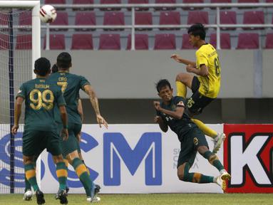 Gelandang Barito Putera, Muhammad Firli (atas) melepaskan tendangan ke gawang Persikabo 1973 dalam laga matchday ke-3 Grup A Piala Menpora 2021 di Stadion Manahan, Solo, Selasa (30/3/2021). Barito Putera bermain imbang 2-2 dengan Persikabo 1973. (Bola.com/Ikhwan Yanuar)