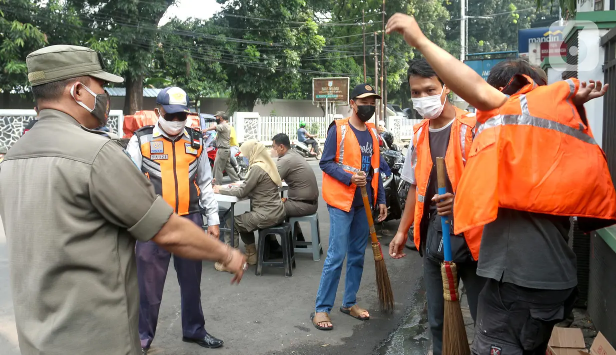 Warga menyapu jalan saat terjaring operasi tertib masker dalam rangka penerapan protokol kesehatan COVID-19 di Jalan Fatmawati, Jakarta, Kamis (10/3/2022). Pelanggar disanksi kerja sosial menyapu jalan atau denda Rp250 ribu dan menandatangani surat pernyataan tak mengulangi.(merdeka.com/Arie Basuki)